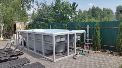 Установка композитного бассейна на металлическом каркасе на открытом воздухе